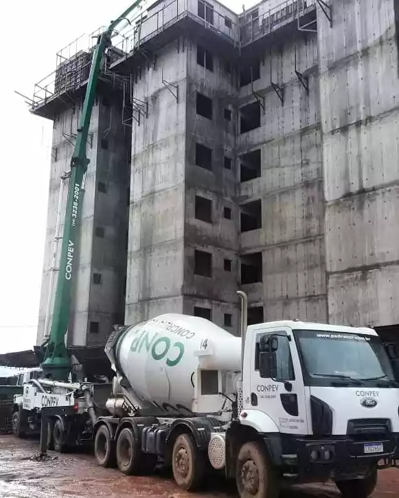 Caminhão betoneira Conpev